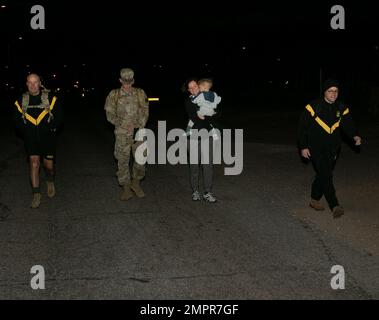 Soldats des États-Unis Le Commandement de la technologie d'entreprise du réseau de l'armée (NETCOM), a ruck mars Nov 15. Des soldats et des civils de NETCOM ont participé à une campagne de nourriture de Thanksgiving et à une marche de ruck pour soutenir le corps de l'Armée du Salut de Sierra Vista, ainsi que la communauté de Sierra Vista et de fort Huachuca. Banque D'Images