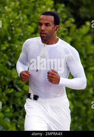 EXCLUSIF !! Le chanteur britannique Craig David arrive sur la plage de South Beach pour son rituel quotidien de jogging, agrémenté d'une tenue de sport blanche et moulant. Miami Beach, Floride. 5/17/11. Banque D'Images