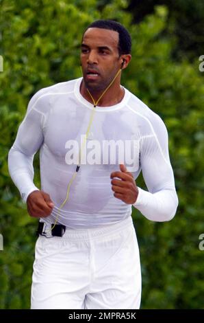 EXCLUSIF !! Le chanteur britannique Craig David arrive sur la plage de South Beach pour son rituel quotidien de jogging, agrémenté d'une tenue de sport blanche et moulant. Miami Beach, Floride. 5/17/11. Banque D'Images