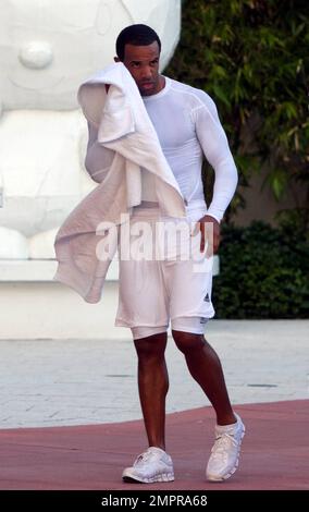 EXCLUSIF !! Le chanteur britannique Craig David arrive sur la plage de South Beach pour son rituel quotidien de jogging, agrémenté d'une tenue de sport blanche et moulant. Miami Beach, Floride. 5/17/11. Banque D'Images