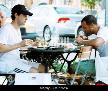 EXCLUSIF !! Craig David, chanteur britannique de R&B, est présent pour déjeuner dans un restaurant extérieur situé sur Lincoln Road avec un ami. Craig, dont le cinquième album studio signé Sealed livré est sorti en mars, s'est aidé à une assiette de nourriture partagée et s'est assis avec un sac Nike unique et sneaker, placé au-dessus de son épaule. Miami Beach, Floride. 08/29/10. Banque D'Images