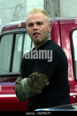 Exclusif ! Le chanteur principal de Crazy Town Seth Binzer se battait en forme après un entraînement de 2hr dans le 'train' Gym de Los Angeles. Tellement que lui et son ami ont rompu un combat entre un gars et une fille à l'extérieur de la salle de gym. La fille a été prise sous son aile, tandis que le gars a hurlé dans la honte ayant été mis à sa place par la star du rock tatouée. 2/28/04 Banque D'Images