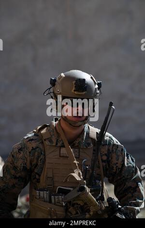 CAMP PENDLETON, Californie (15 novembre 2022) – Une marine affectée au 2nd Bataillon, 1st Marines coordonne l'extraction lors d'une simulation d'évacuation de victimes de combat avec des mannequins de haute fidélité à l'Institut médical expéditionnaire naval (NEMTI) pendant l'opération Firebreak, 15 novembre. L'opération Firebreak est un exercice conçu pour évaluer l'état de préparation opérationnelle grâce à un traitement simulé au point de blessure et au transport des victimes jusqu'au niveau de soins supérieur. Le Commandement de l'instruction opérationnelle en médecine de la Marine (NMOTC) est composé de six détachements nationaux qui offrent une formation médicale spécialisée dans les domaines de Banque D'Images