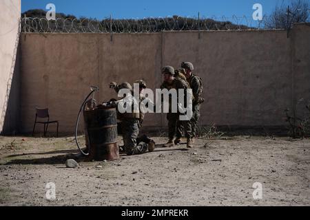 CAMP PENDLETON, Californie (15 novembre 2022) – Marines du 2nd Bataillon, 1st Marines se préparent à prendre un objectif lors d'un exercice simulé de sortie de victimes de combat avec des mannequins de haute fidélité à l'Institut médical expéditionnaire naval (NEMTI) pendant l'opération Fireside, 15 novembre. L'opération Firebreak est un exercice conçu pour évaluer l'état de préparation opérationnelle grâce à un traitement simulé au point de blessure et au transport des victimes jusqu'au niveau de soins supérieur. Le Commandement de l'instruction opérationnelle en médecine de la Marine (NMOTC) est composé de six détachements nationaux qui offrent une formation médicale spécialisée dans le fiel Banque D'Images