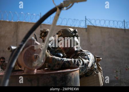 CAMP PENDLETON, Californie (15 novembre 2022) – Une marine affectée au 2nd Bataillon, 1st Marines, tire la sécurité lors d'une simulation d'évacuation de victimes de combat avec des mannequins de haute fidélité à l'Institut médical expéditionnaire naval (NEMTI) pendant l'opération Firebreak, 15 novembre. L'opération Firebreak est un exercice conçu pour évaluer l'état de préparation opérationnelle grâce à un traitement simulé au point de blessure et au transport des victimes jusqu'au niveau de soins supérieur. Le Commandement de l'instruction opérationnelle en médecine navale (CMON) est composé de six détachements nationaux qui offrent une formation médicale spécialisée dans les domaines de l'aviatio Banque D'Images