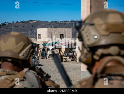 CAMP PENDLETON, Californie (15 novembre 2022) – Marines du 2nd Bataillon, 1st Marines se préparent à prendre un objectif lors d'un exercice simulé de sortie de victimes de combat avec des mannequins de haute fidélité à l'Institut médical expéditionnaire naval (NEMTI) pendant l'opération Fireside, 15 novembre. L'opération Firebreak est un exercice conçu pour évaluer l'état de préparation opérationnelle grâce à un traitement simulé au point de blessure et au transport des victimes jusqu'au niveau de soins supérieur. Le Commandement de l'instruction opérationnelle en médecine de la Marine (NMOTC) est composé de six détachements nationaux qui offrent une formation médicale spécialisée dans le fiel Banque D'Images