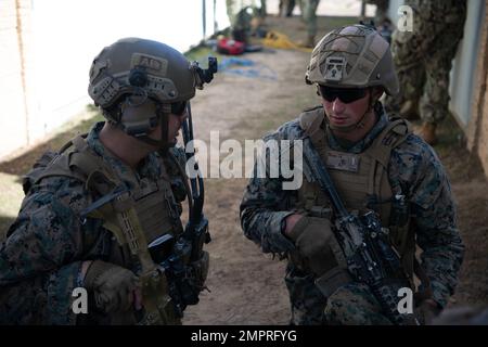 CAMP PENDLETON, Californie (15 novembre 2022) – le lieutenant Marek affecté au 2nd Bataillon, 1st Marines coordonne des postes de sécurité lors d'une simulation d'évacuation de victimes de combat avec des mannequins de haute fidélité à l'Institut médical expéditionnaire naval (NEMTI) pendant l'opération Firebreak, 15 novembre. L'opération Firebreak est un exercice conçu pour évaluer l'état de préparation opérationnelle grâce à un traitement simulé au point de blessure et au transport des victimes jusqu'au niveau de soins supérieur. Le Commandement de l'instruction opérationnelle en médecine de la Marine (NMOTC) est composé de six détachements nationaux qui offrent une formation médicale spécialisée dans le Banque D'Images