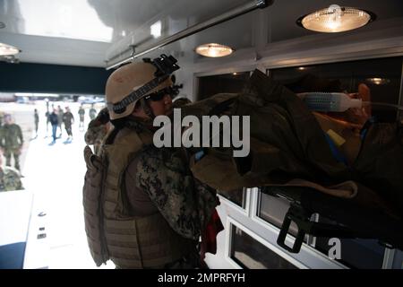 CAMP PENDLETON, Californie (15 novembre 2022) – les fournisseurs du rôle 2 de la Marine de l'équipe ERSS 29 et de l'équipe chirurgicale de la flotte 5 simulent les soins et le transport des blessés avec les Marines et les mannequins de haute fidélité dans une ambulance à l'Institut médical expéditionnaire naval (INMTI) pendant l'opération Firebreak, au 15 novembre. L'opération Firebreak est un exercice conçu pour évaluer l'état de préparation opérationnelle grâce à un traitement simulé au point de blessure et au transport des victimes jusqu'au niveau de soins supérieur. Le Commandement de l'instruction opérationnelle en médecine navale (NMOTC) est composé de six détachements nationaux qui offrent un stage médical spécialisé Banque D'Images