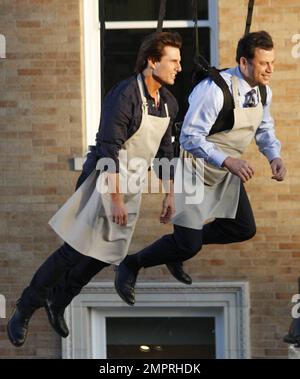 La superstar de l'acteur Tom Cruise a des tyroliennes en face de Hollywood Blvd. Avec l'animateur de l'émission télévisée Jimmy Kimmel avant d'apparaître sur « Jimmy Kimmel Live! » Pour promouvoir son dernier « Chevalier et jour ». Croisière, 47, et Kimmel naviguèrent du toit du théâtre El Capitan au célèbre théâtre chinois Grauman tandis qu'une foule de fans attendaient en bas. Après le spectacle, Tom, qui semblait très heureux, est venu à l'extérieur pour rencontrer des fans et signer des autographes portant un muscle-montrant le t-shirt bleu serré. Le père de trois enfants a sans relâche fait la promotion de son nouveau film, co-mettant en vedette Cameron Diaz, qui a frappé les cinémas américains sur 23 juin et qui le sera Banque D'Images