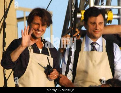 La superstar de l'acteur Tom Cruise a des tyroliennes en face de Hollywood Blvd. Avec l'animateur de l'émission télévisée Jimmy Kimmel avant d'apparaître sur « Jimmy Kimmel Live! » Pour promouvoir son dernier « Chevalier et jour ». Croisière, 47, et Kimmel naviguèrent du toit du théâtre El Capitan au célèbre théâtre chinois Grauman tandis qu'une foule de fans attendaient en bas. Après le spectacle, Tom, qui semblait très heureux, est venu à l'extérieur pour rencontrer des fans et signer des autographes portant un muscle-montrant le t-shirt bleu serré. Le père de trois enfants a sans relâche fait la promotion de son nouveau film, co-mettant en vedette Cameron Diaz, qui a frappé les cinémas américains sur 23 juin et qui le sera Banque D'Images