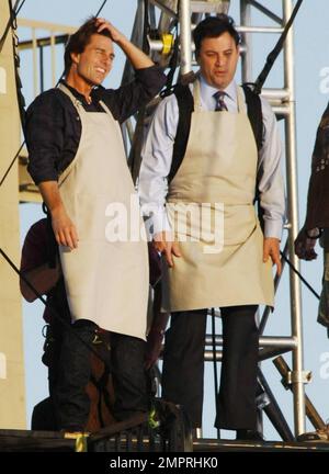 La superstar de l'acteur Tom Cruise a des tyroliennes en face de Hollywood Blvd. Avec l'animateur de l'émission télévisée Jimmy Kimmel avant d'apparaître sur « Jimmy Kimmel Live! » Pour promouvoir son dernier « Chevalier et jour ». Croisière, 47, et Kimmel naviguèrent du toit du théâtre El Capitan au célèbre théâtre chinois Grauman tandis qu'une foule de fans attendaient en bas. Après le spectacle, Tom, qui semblait très heureux, est venu à l'extérieur pour rencontrer des fans et signer des autographes portant un muscle-montrant le t-shirt bleu serré. Le père de trois enfants a sans relâche fait la promotion de son nouveau film, co-mettant en vedette Cameron Diaz, qui a frappé les cinémas américains sur 23 juin et qui le sera Banque D'Images