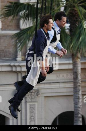 La superstar de l'acteur Tom Cruise a des tyroliennes en face de Hollywood Blvd. Avec l'animateur de l'émission télévisée Jimmy Kimmel avant d'apparaître sur « Jimmy Kimmel Live! » Pour promouvoir son dernier « Chevalier et jour ». Croisière, 47, et Kimmel naviguèrent du toit du théâtre El Capitan au célèbre théâtre chinois Grauman tandis qu'une foule de fans attendaient en bas. Après le spectacle, Tom, qui semblait très heureux, est venu à l'extérieur pour rencontrer des fans et signer des autographes portant un muscle-montrant le t-shirt bleu serré. Le père de trois enfants a sans relâche fait la promotion de son nouveau film, co-mettant en vedette Cameron Diaz, qui a frappé les cinémas américains sur 23 juin et qui le sera Banque D'Images