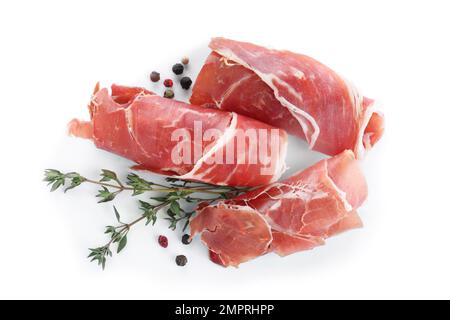 Prosciutto savoureux sur fond blanc, vue de dessus Banque D'Images