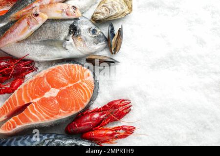 Poisson frais et fruits de mer sur glace, plat Banque D'Images