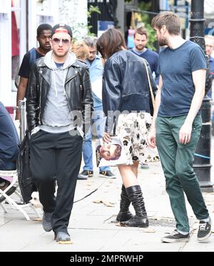 Daisy Lowe est repérée en marchant sur son chien à Primrose Hill après une soirée à célébrer l'anniversaire de Nick Grimshaw en 30th à Londres, au Royaume-Uni. 16 août 2014. Banque D'Images