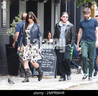 Daisy Lowe est repérée en marchant sur son chien à Primrose Hill après une soirée à célébrer l'anniversaire de Nick Grimshaw en 30th à Londres, au Royaume-Uni. 16 août 2014. Banque D'Images