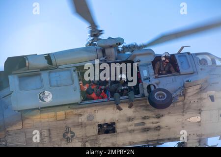 221116-N-EV253-1216 SAN DIEGO (16 NOVEMBRE 2022) – Les équipages de la marine américaine (hélicoptère) reçoivent une formation de représentants de Air Rescue Systems (ARS) dans un hélicoptère MH-60s Seahawk affecté aux “Merlins” de l’Escadron de combat de la mer (HSC) 3 au cours d’un cours dynamique de preuve de concept au Naval Outliting Landing Field à Imperial Beach, en Californie, le 16 novembre. Le cours, supervisé par le chef du modèle de recherche et de sauvetage (SARMM) du CMSS-3, était dirigé par ARS et conçu pour enseigner aux pilotes et aux aviateurs de la Marine la physique derrière le levage par hélicoptère et les nouvelles techniques Banque D'Images