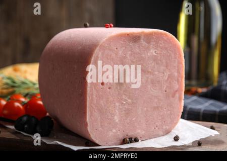 Morceau de jambon frais savoureux sur la table, en gros plan Banque D'Images