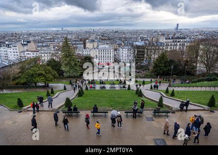 Les touristes apprécient la vue sur Paris, France, vue depuis les marches de la basilique du Sacré-Cœur. Banque D'Images