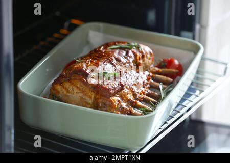 De délicieuses côtes grillées aux tomates au four Banque D'Images