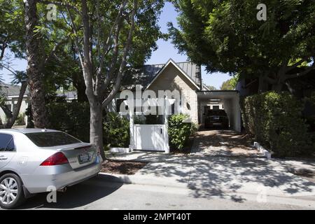 EXCLUSIF !! Danielle Bux, ex-femme de Gary Linekar, a officiellement finalisé son déménagement à Hollywood afin de poursuivre une carrière intérimaire. Bux, qui a divorcé de Linekar en janvier de cette année, aurait acheté cette maison de $2,5 millions de dollars, 6 000 pieds carrés à West Hollywood, à seulement un pâté de maisons au sud de la tendance Melrose Avenue. La propriété de 3 chambres, 3,5 salles de bains est dotée de plafonds hauts, d'un plan d'étage ouvert et d'un grand spa extérieur comme une piscine et est situé à Los Angeles, Californie. 26 juillet 2016. Banque D'Images