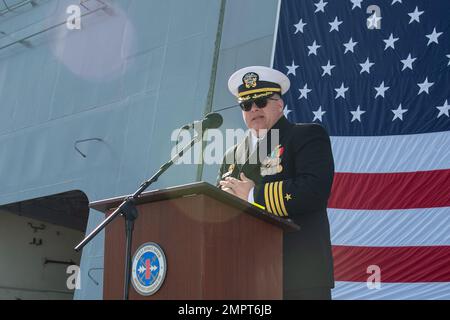 SAN DIEGO (17 novembre 2022) le capitaine Tate Robinson parle lors d'une cérémonie de passation de commandement à bord du quai de transport amphibie USS Portland (LPD 27), le 17 novembre 2022. Robinson a soulagé le capitaine DeWayne Sanders à titre de commandant de l'escadron amphibie (CP) 1 pendant la cérémonie. Banque D'Images