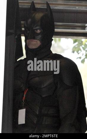 Un stand-in batman a été vu sur le tournage du film « The Dark Knight Rises » alors qu'il commençait à filmer à Los Angeles cette semaine, après avoir terminé à Pittsburgh, en Pennsylvanie. Le film stars Christian Bale comme Batman, Anne Hathaway, Morgan Freeman, Michael Caine, Gary Oldman entre autres. Le dernier épisode de la franchise Batman, réalisé par Christopher Nolan, est prévu pour les théâtres à succès sur 20 juillet 2012. Los Angeles, Californie. 26th août 2011. Banque D'Images