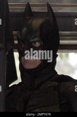 Un stand-in batman a été vu sur le tournage du film « The Dark Knight Rises » alors qu'il commençait à filmer à Los Angeles cette semaine, après avoir terminé à Pittsburgh, en Pennsylvanie. Le film stars Christian Bale comme Batman, Anne Hathaway, Morgan Freeman, Michael Caine, Gary Oldman entre autres. Le dernier épisode de la franchise Batman, réalisé par Christopher Nolan, est prévu pour les théâtres à succès sur 20 juillet 2012. Los Angeles, Californie. 26th août 2011. Banque D'Images