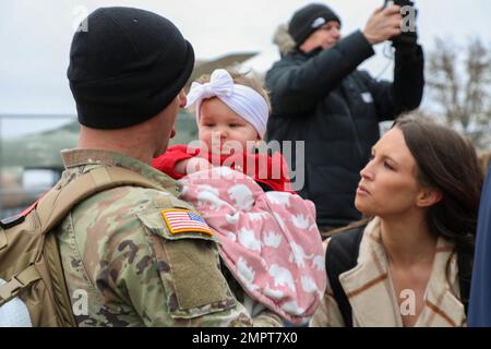 Les soldats du Kentucky du 1st Bataillon, 149th Brigade d'infanterie ont été accueillis par les dirigeants de la Garde nationale du Kentucky, des amis et des membres de leur famille à l'aéroport Bluegrass de Lexington, Ky., alors qu'ils sont arrivés de leur déploiement au Kosovo le 17 novembre 2022. Banque D'Images