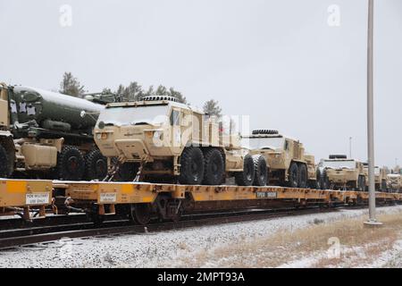 Les wagons chargés de véhicules et d’équipement militaires par des soldats de la Compagnie des ingénieurs 411th de la Réserve de l’Armée de terre sont présentés le 17 novembre 2022, à fort McCoy, dans le Wisconsin. Dans l'ensemble, l'entreprise a chargé 128 articles sur les wagons au cours du mouvement ferroviaire de plusieurs jours à l'installation pour déployer l'équipement éventuellement aux États-Unis Zone de responsabilité du Commandement central. Cinq membres du personnel du fort McCoy Logistics Readiness Centre (LRC) ont participé au mouvement ferroviaire et à sa coordination. Le 411th est le dernier de nombreuses unités au cours de la dernière décennie à tenir des mouvements ferroviaires à fort McCoy. En fait, f Banque D'Images