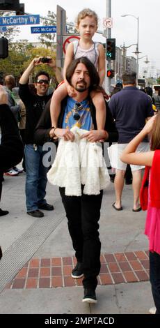 EXCLUSIF !! Le musicien Dave Grohl donne à sa fille Violet Maye, née avec sa femme Jordyn, une promenade en pigeback pendant qu'elle est à l'occasion des prix annuels 24th du choix des enfants de Nickelodeon, qui ont eu lieu au Galen Centre. Dans un geste mignon Grohl a porté la petite robe blanche de Violet. Los Angeles, Californie. 04/02/11. Banque D'Images