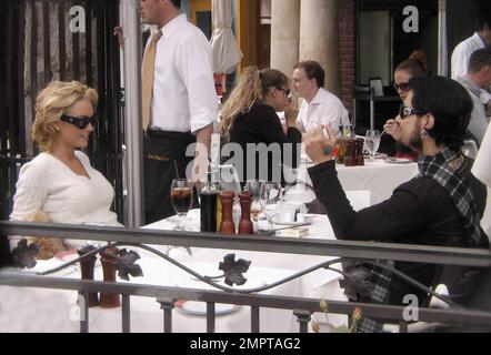 Exclusif !! Dave Navarro et la nouvelle copine Kelly Carlson ont passé le dimanche de Pâques ensemble au Grove à Los Angeles, ca. Le couple a dîné à la Pizzeria et a partagé sourires et rires. 4/8/07 tous Banque D'Images