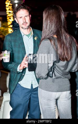 Alors qu'au Draft Party for the 2010 Rally for Kids collecteur de fonds, l'acteur récemment séparé David Arquette a chatté une mince brunette qui ressemblait beaucoup à son ex, l'actrice Courteney Cox, Et à Jasmine Waltz, une femme avec laquelle il avoua avoir une romance après qu'il se soit séparé de sa femme de 11 ans. À la fête, Qui s'est tenu au Tropicana Bar de l'hôtel Roosevelt, Arquette semblait être fortement sous l'influence de l'alcool et selon les fêtards a également été vu avec un groupe de midget, ce quelques jours seulement avant qu'il ait été photographié sale dansant avec un décapant midget à son Banque D'Images
