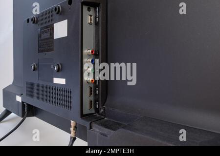 Vue arrière du moniteur LCD avec le port de connexion multiple pour entrée et sortie numérique, vue arrière avec l'espace de copie. Banque D'Images