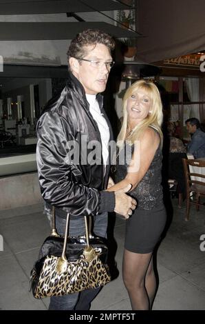 Exclusif !! David Hasselhoff passe du temps avec l'ex-femme Pamela Bach et leurs filles à il Pastaio. Avec une glace avec des bougies servies, il semble que la sortie en famille ait été une célébration d'anniversaire pour la fille Taylor-Ann qui a 18 ans sur 5 mai. David et Pamela partageaient un câlin chaleureux avant de quitter le restaurant. Los Angeles, Californie. 5/4/08. Banque D'Images