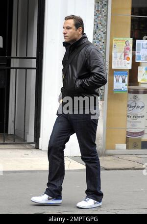 Le comédien britannique David Walliams accueille ses fans avec joie lors d'une promenade dans le West End de Londres, au Royaume-Uni. 2/2/11. Banque D'Images