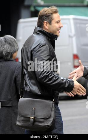 Le comédien britannique David Walliams accueille ses fans avec joie lors d'une promenade dans le West End de Londres, au Royaume-Uni. 2/2/11. Banque D'Images