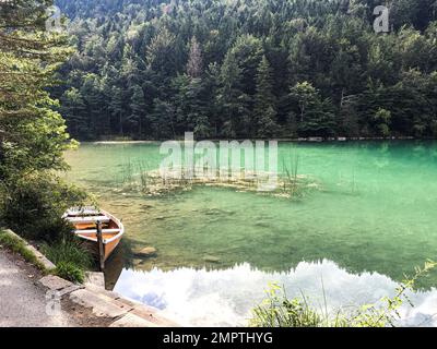 Une belle photo d'un bateau stationné sur la rive du lac Alatsee en Allemagne, en Bavière Banque D'Images