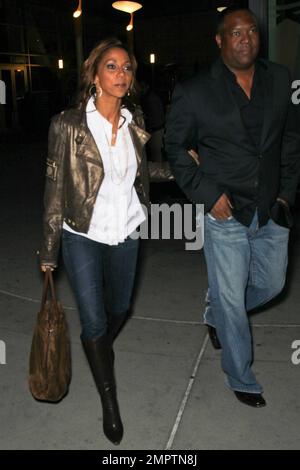 Holly Robinson Peete et son mari Rodney Peete arrivent à la première mondiale du remake comique « Dath at a Funeral », un film produit par Chris Rock, au Arclight Cinerama Dome. Los Angeles, Californie. 04/12/10. Banque D'Images