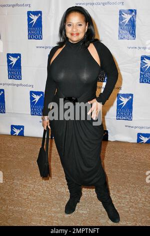 Debbie Allen montre un peu plus qu'elle a probablement voulu porter une robe révélatrice lorsqu'elle arrive à la conception Divine annuelle 16th au profit du projet Angel Food à l'hôtel Beverly Hills à Beverly Hills, CA. 12/04/08. Banque D'Images