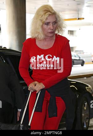 EXCLUSIF !! Debbie Harry est superbe dans une chemise Ramones Museum et un pantalon rouge assorti à l'aéroport de Miami, Miami, FL, Banque D'Images