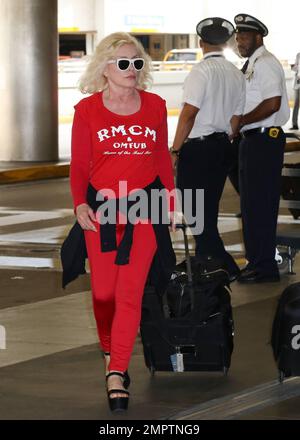 EXCLUSIF !! Debbie Harry est superbe dans une chemise Ramones Museum et un pantalon rouge assorti à l'aéroport de Miami, Miami, FL, Banque D'Images
