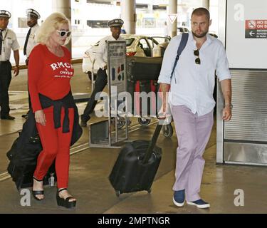 EXCLUSIF !! Debbie Harry est superbe dans une chemise Ramones Museum et un pantalon rouge assorti à l'aéroport de Miami, Miami, FL, Banque D'Images