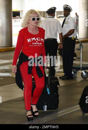 EXCLUSIF !! Debbie Harry est superbe dans une chemise Ramones Museum et un pantalon rouge assorti à l'aéroport de Miami, Miami, FL, Banque D'Images