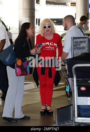 EXCLUSIF !! Debbie Harry est superbe dans une chemise Ramones Museum et un pantalon rouge assorti à l'aéroport de Miami, Miami, FL, Banque D'Images