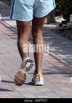 Jamel Debbouze et Melissa Theuriau vont faire un jogging. Les jambes de Debbouze montrent les cicatrices de son accident de voiture presque mortel en 1990. Miami, Floride. 2/27/09 Banque D'Images