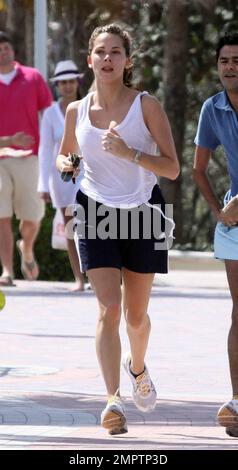 Jamel Debbouze et Melissa Theauriad vont faire du jogging sur la plage de Miami. Melissa cherche en grande forme après avoir eu un bébé seulement en décembre dernier. Miami, Floride. 2/25/09. Le Banque D'Images