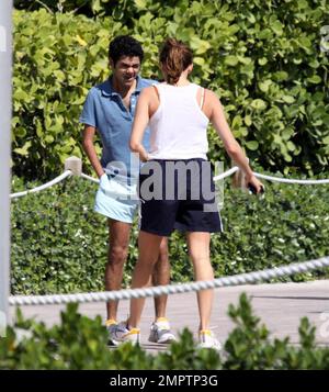 Jamel Debbouze et Melissa Theauriad vont faire du jogging sur la plage de Miami. Melissa cherche en grande forme après avoir eu un bébé seulement en décembre dernier. Miami, Floride. 2/25/09. Le Banque D'Images