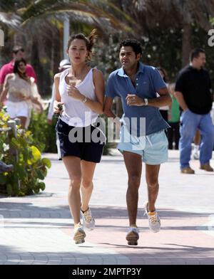 Jamel Debbouze et Melissa Theauriad vont faire du jogging sur la plage de Miami. Melissa cherche en grande forme après avoir eu un bébé seulement en décembre dernier. Miami, Floride. 2/25/09. Le Banque D'Images