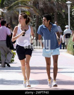 Jamel Debbouze et Melissa Theauriad vont faire du jogging sur la plage de Miami. Melissa cherche en grande forme après avoir eu un bébé seulement en décembre dernier. Miami, Floride. 2/25/09. Le Banque D'Images